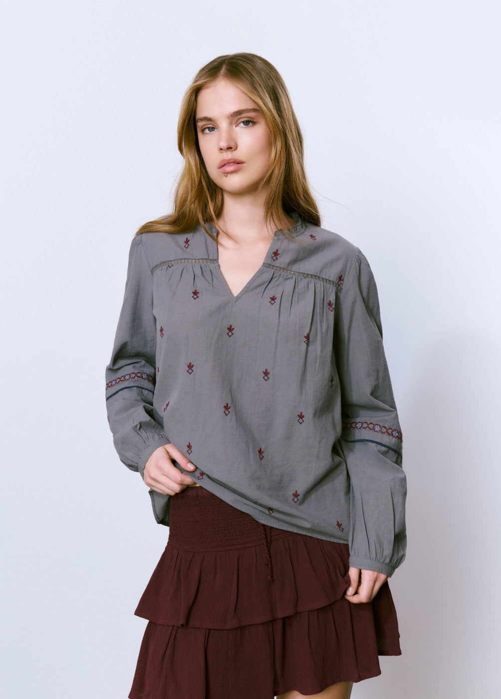 Blusa bordado contraste