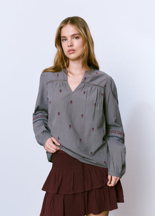 Blusa bordado contraste
