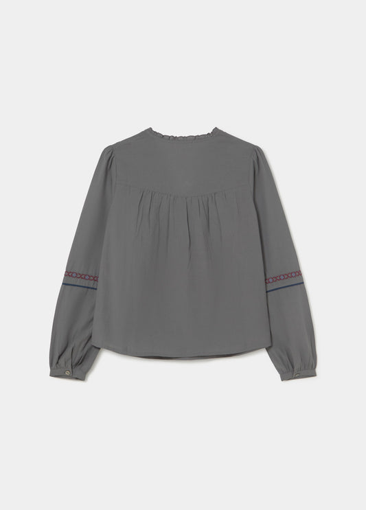 Blusa bordado contraste