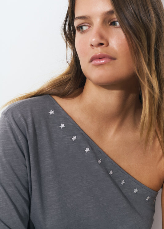 Camiseta asimétrica bordado estrella