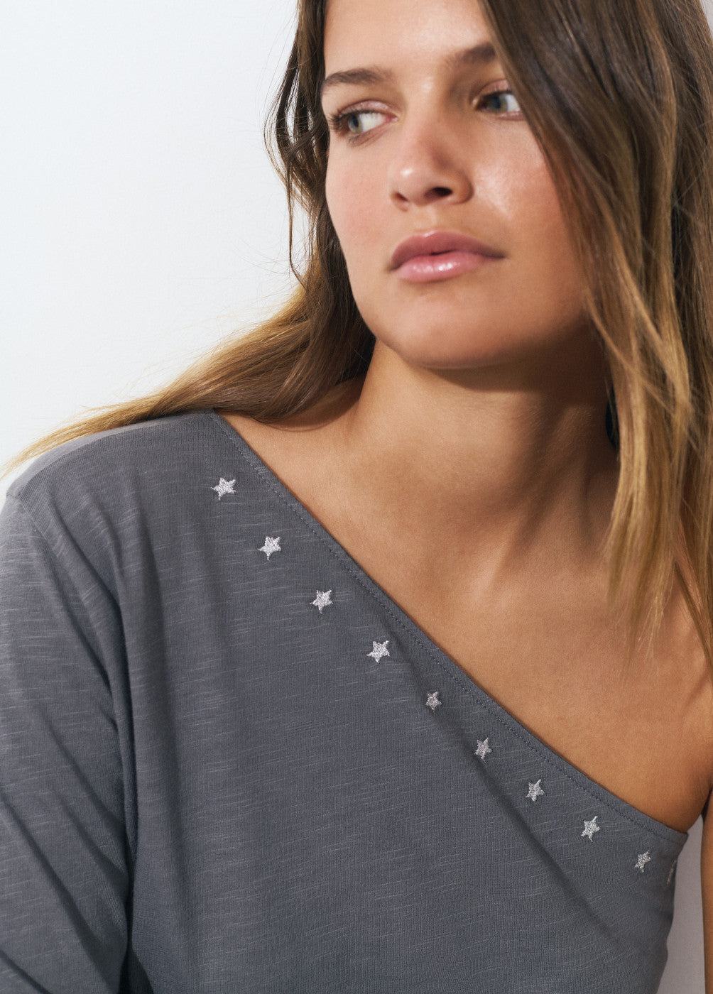 Camiseta asimétrica bordado estrella