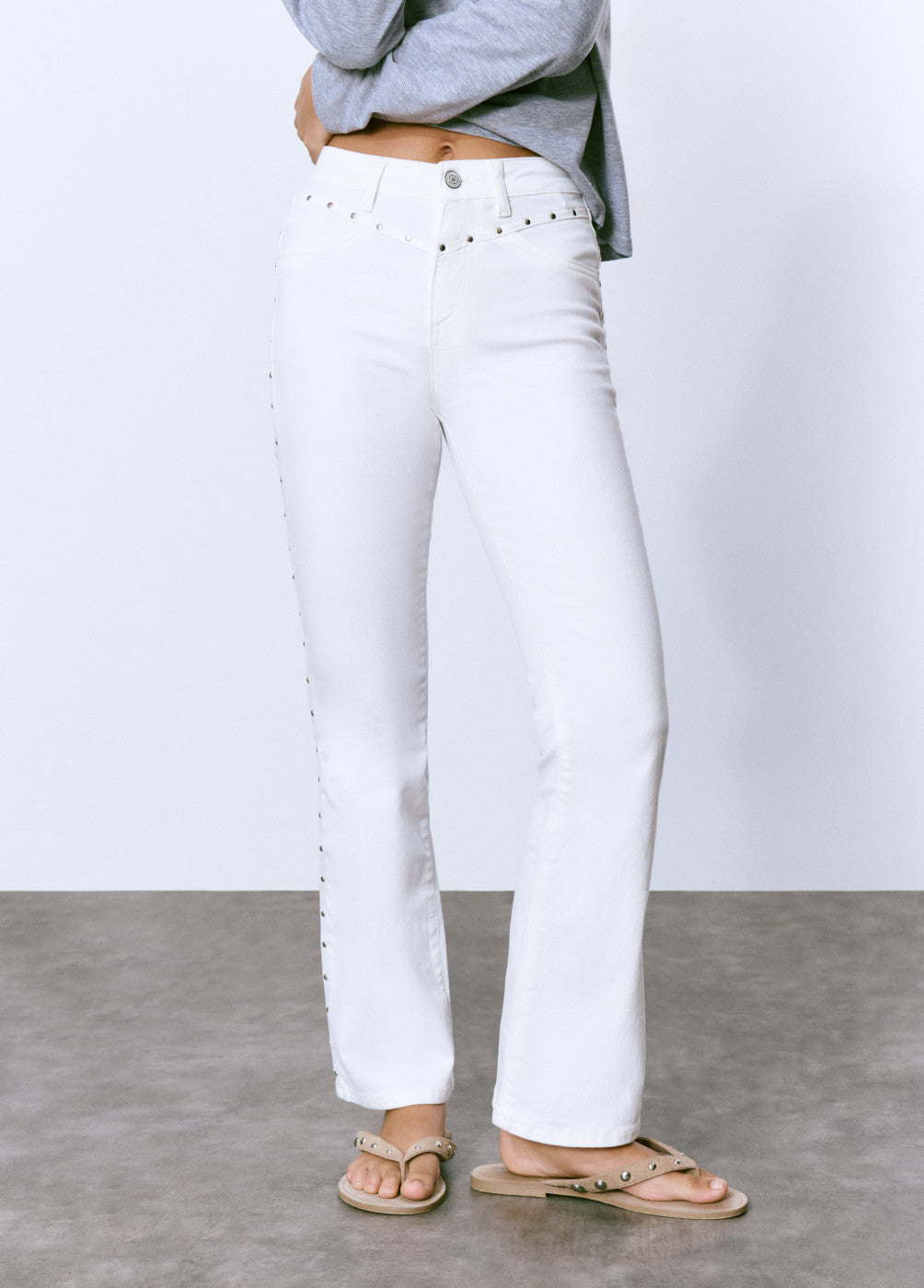 Jeans flare cropped tachas
