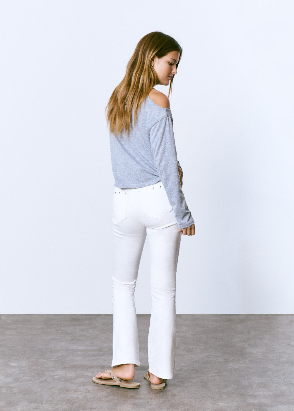 Jeans flare cropped tachas