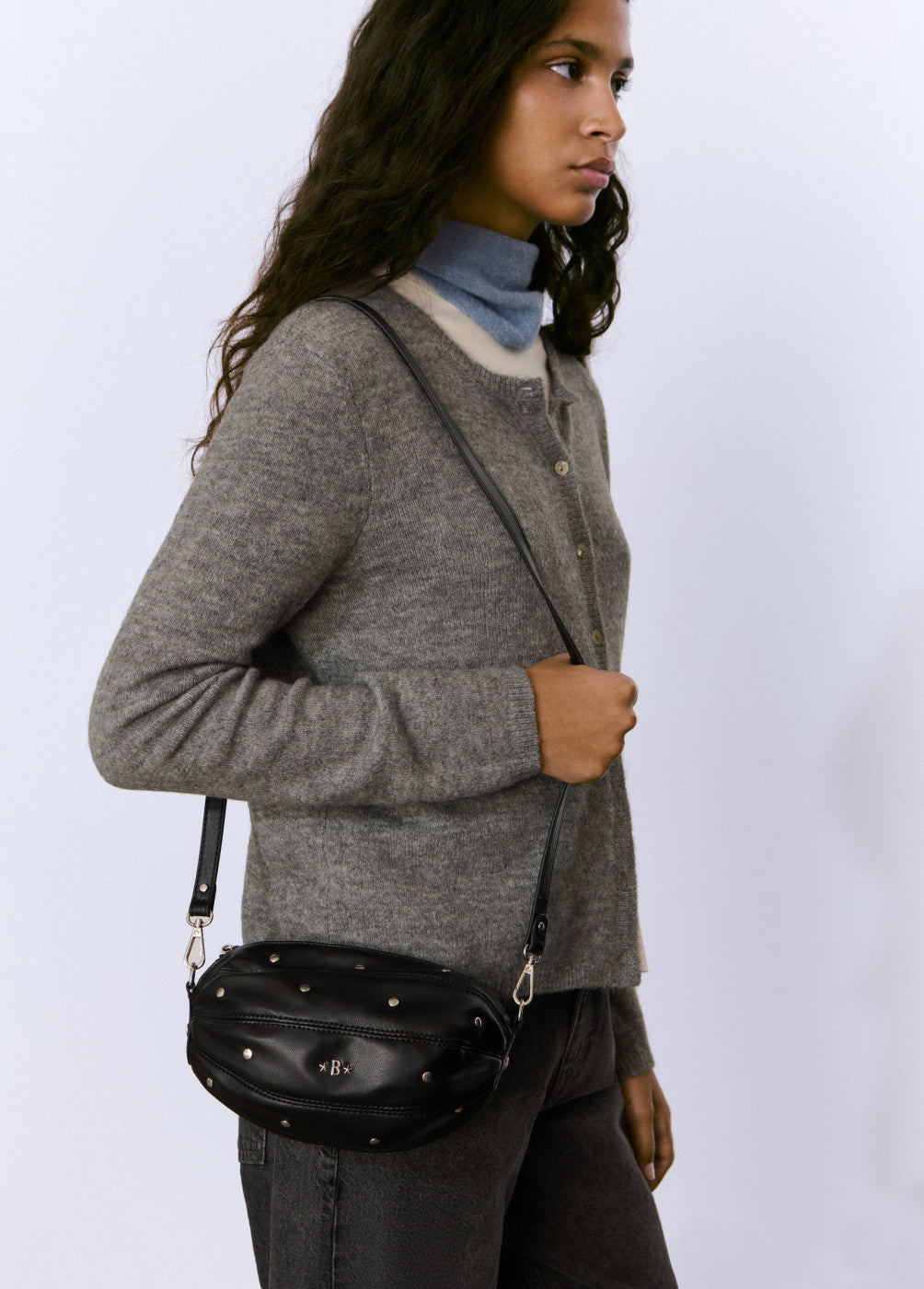 Bolso ovalado tachas