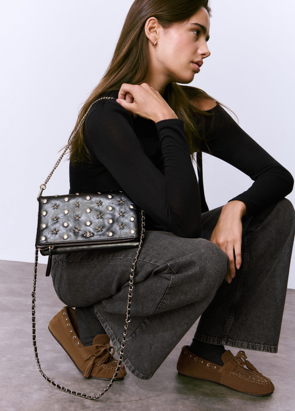 Bolso solapa tachas y estrellas