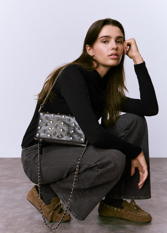 Bolso solapa tachas y estrellas