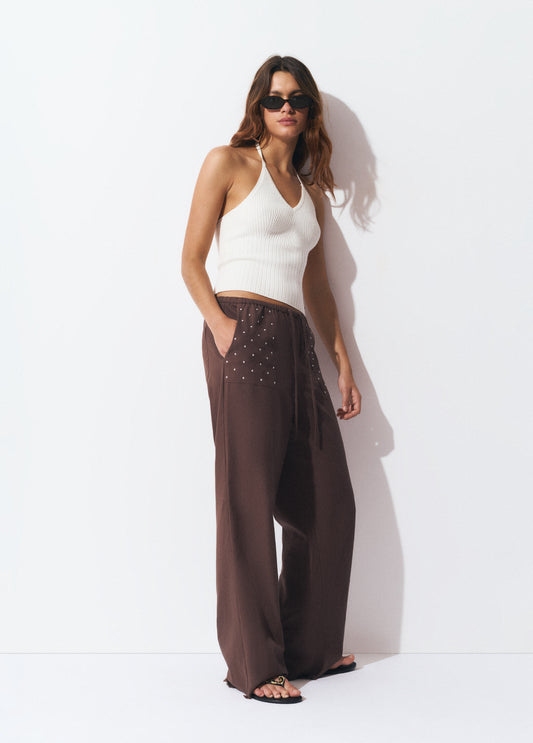 Pantalón fluido tachas