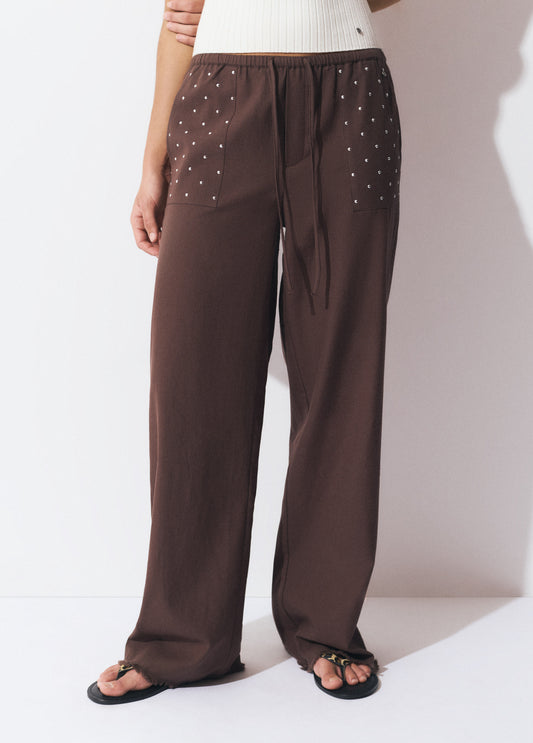 Pantalón fluido tachas