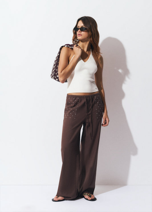Pantalón fluido tachas