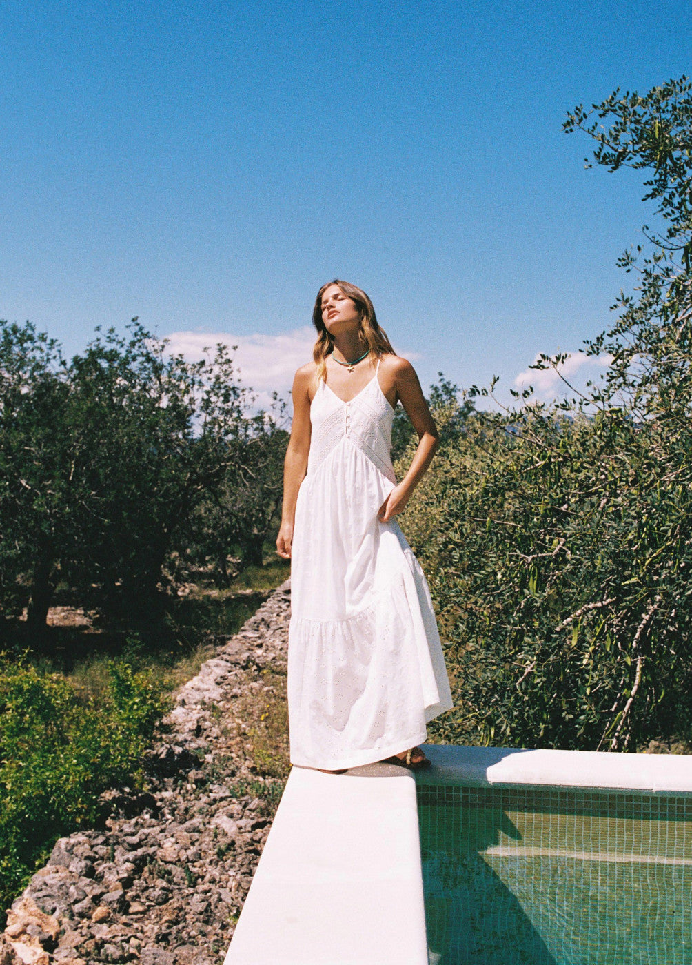 Vestido largo bordado suizo