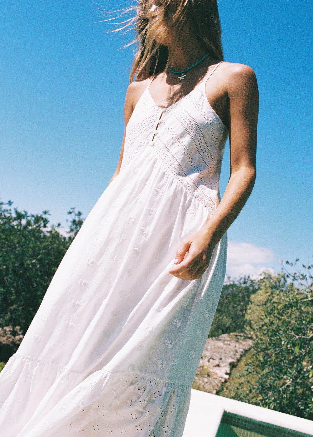 Vestido largo bordado suizo