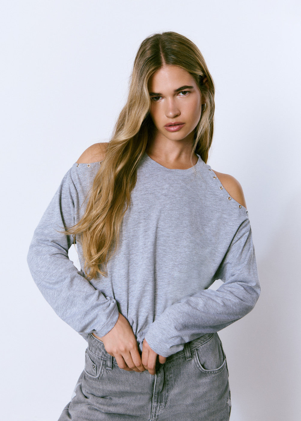 Camiseta hombros descubiertos tachas