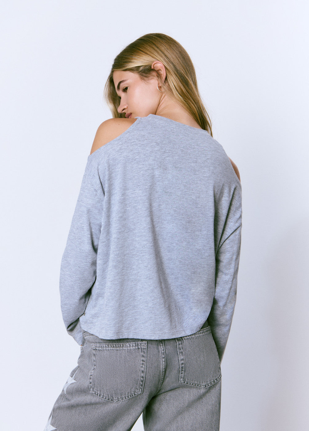 Camiseta hombros descubiertos tachas