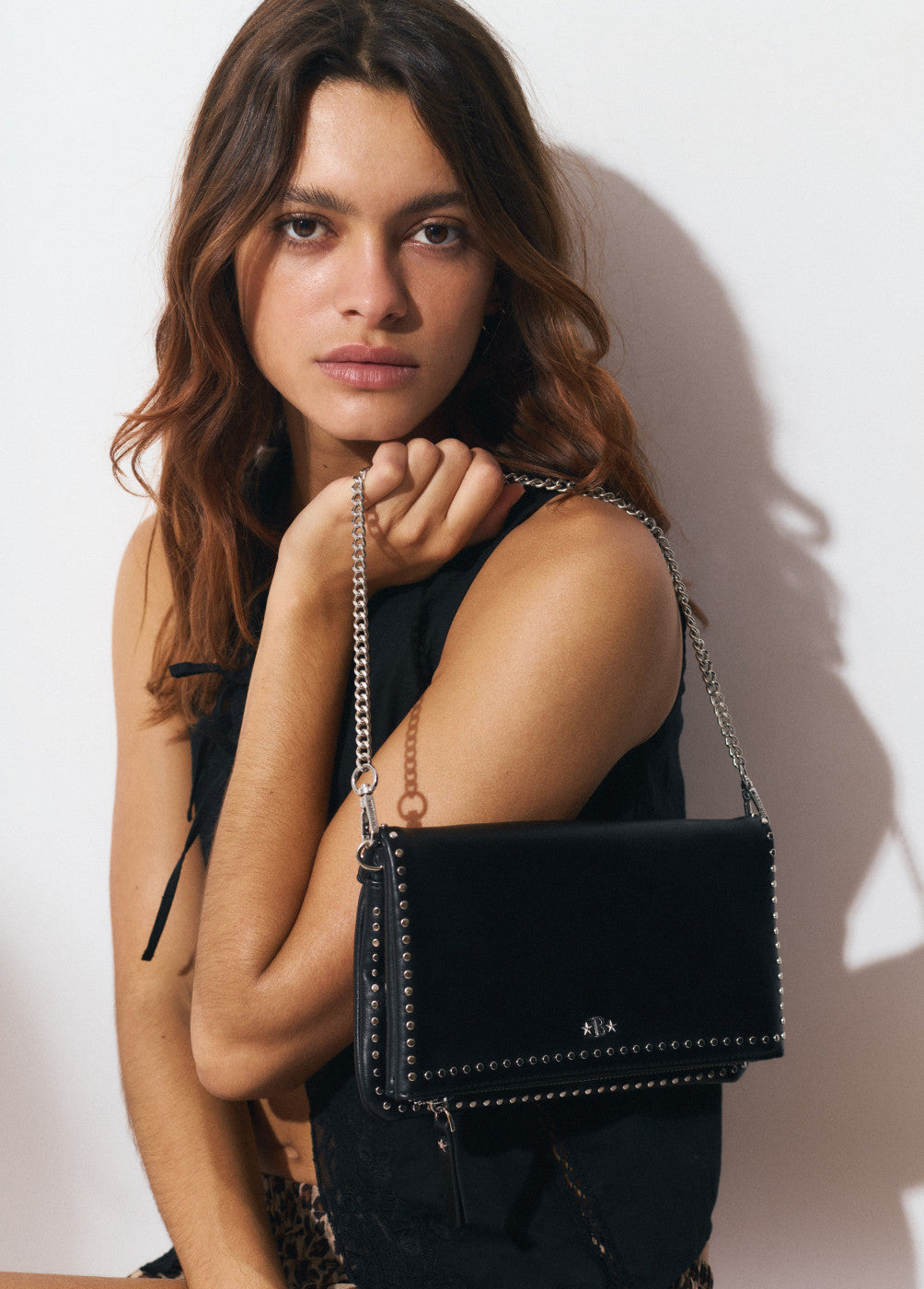 Bolso solapa tachitas