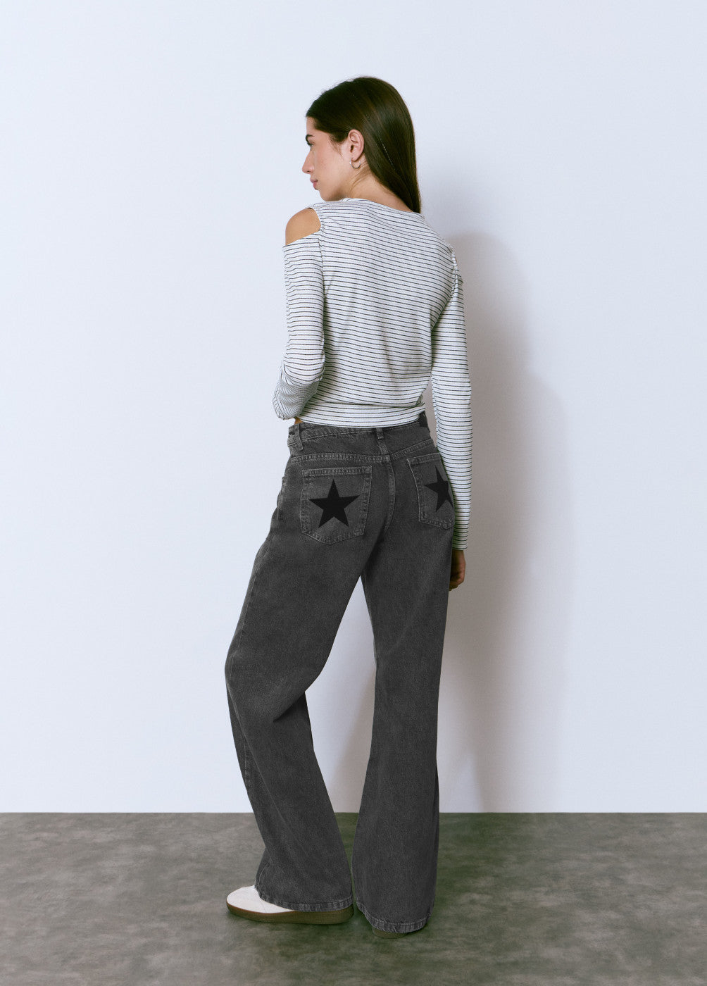 Camiseta raya tejida cut-out hombro