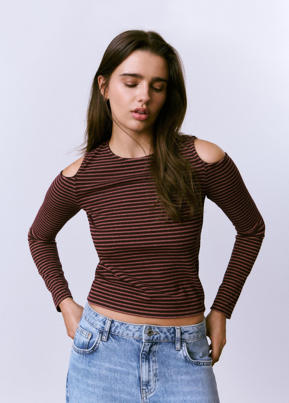 Camiseta cut-out hombro raya lurex