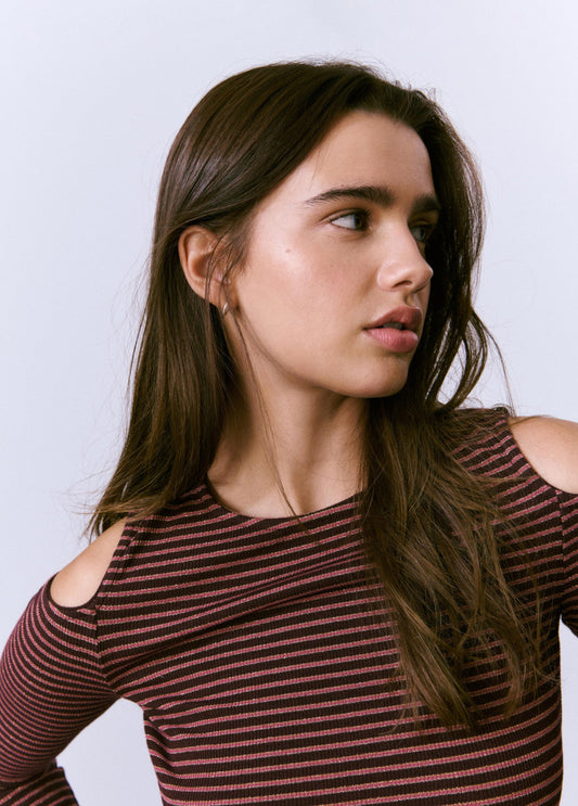 Camiseta cut-out hombro raya lurex