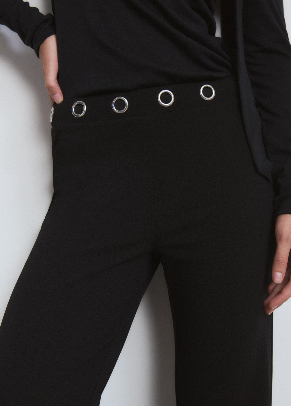 Pantalón flare eyelets