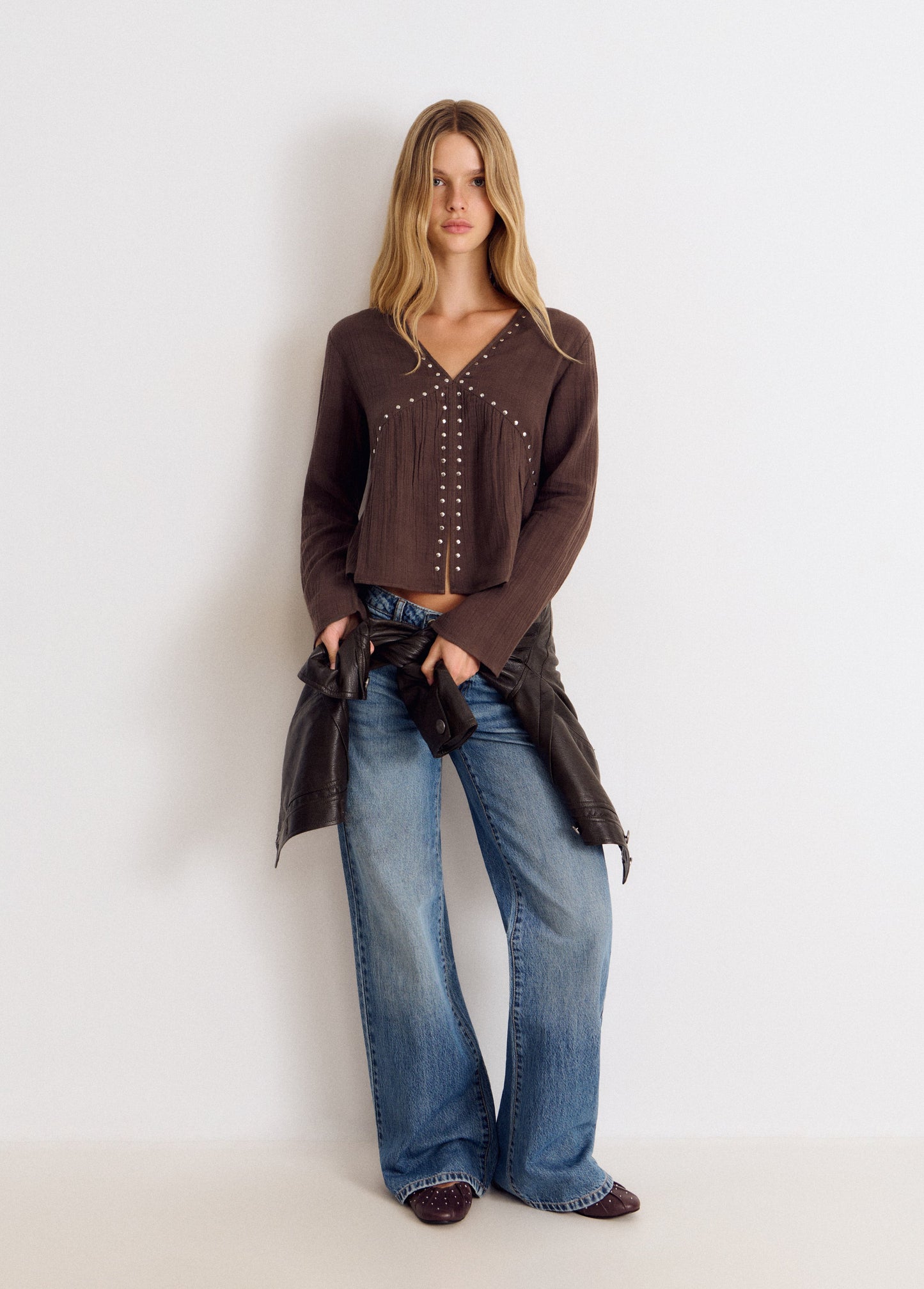 Blusa pico tachas manga larga