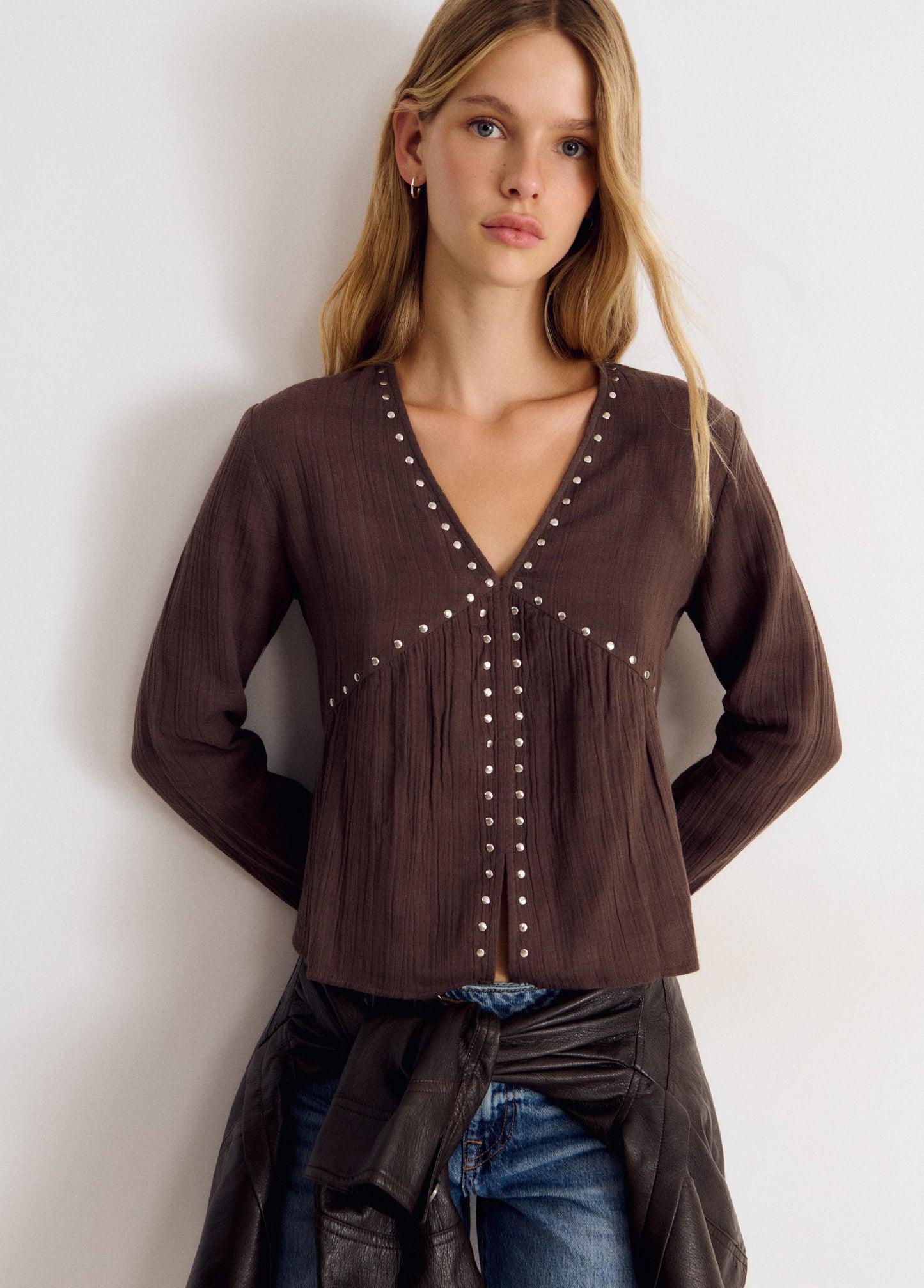Blusa pico tachas manga larga