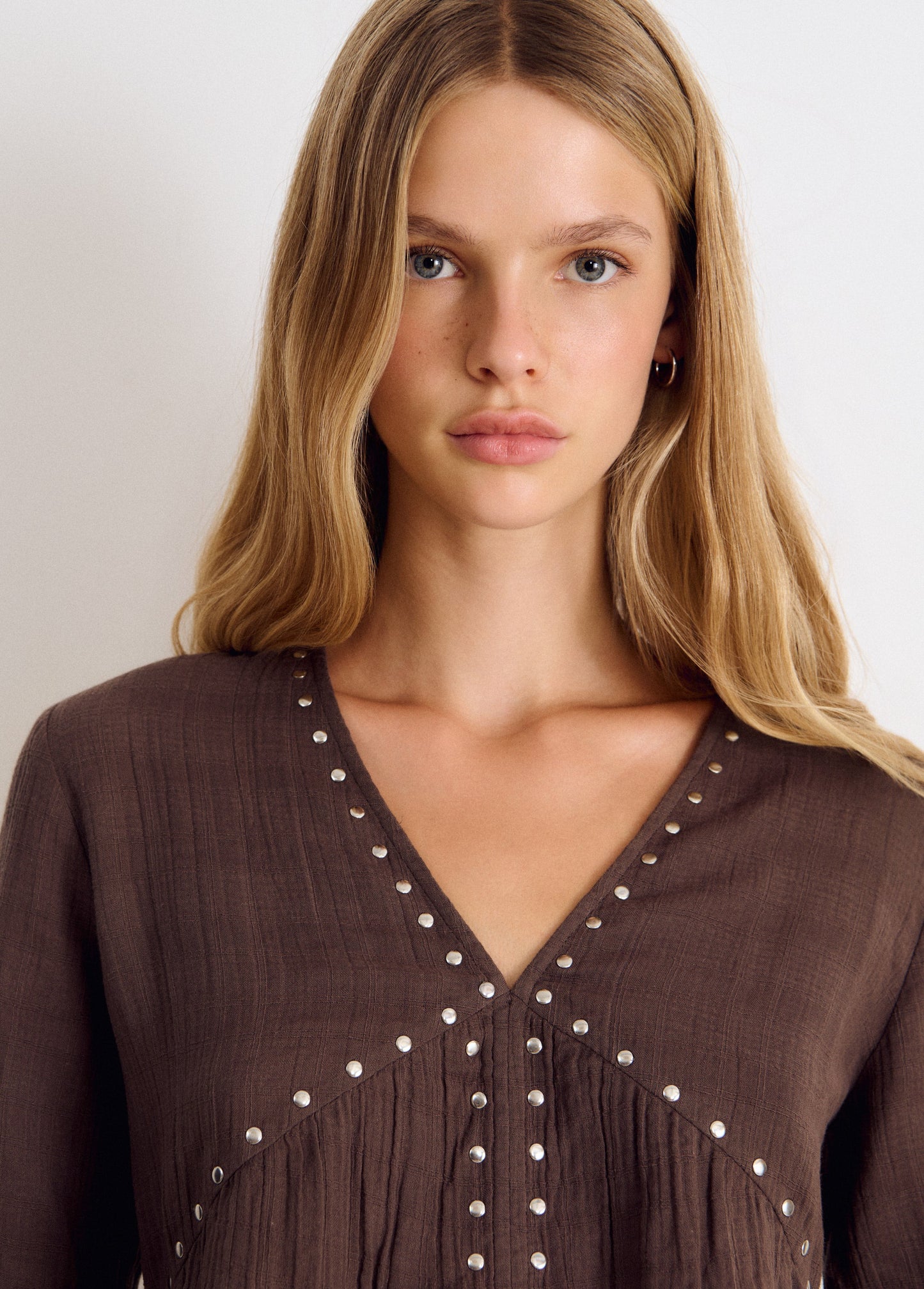 Blusa pico tachas manga larga
