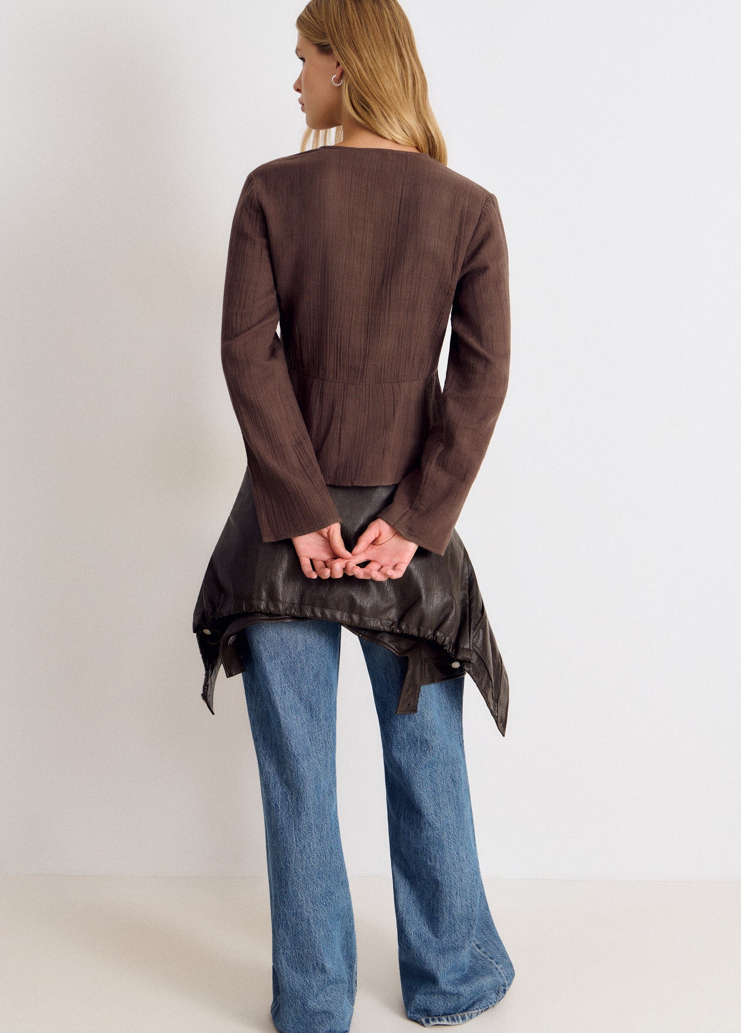 Blusa pico tachas manga larga