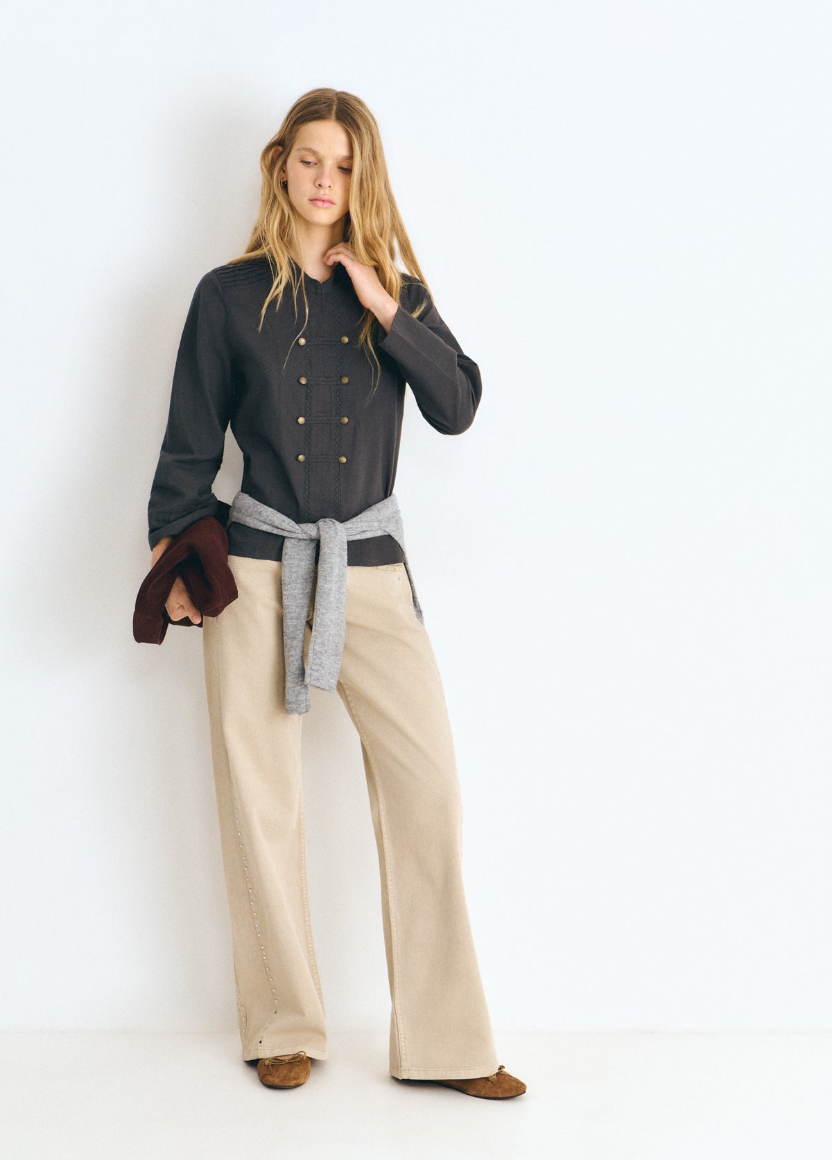 Pantalón recto con tachas