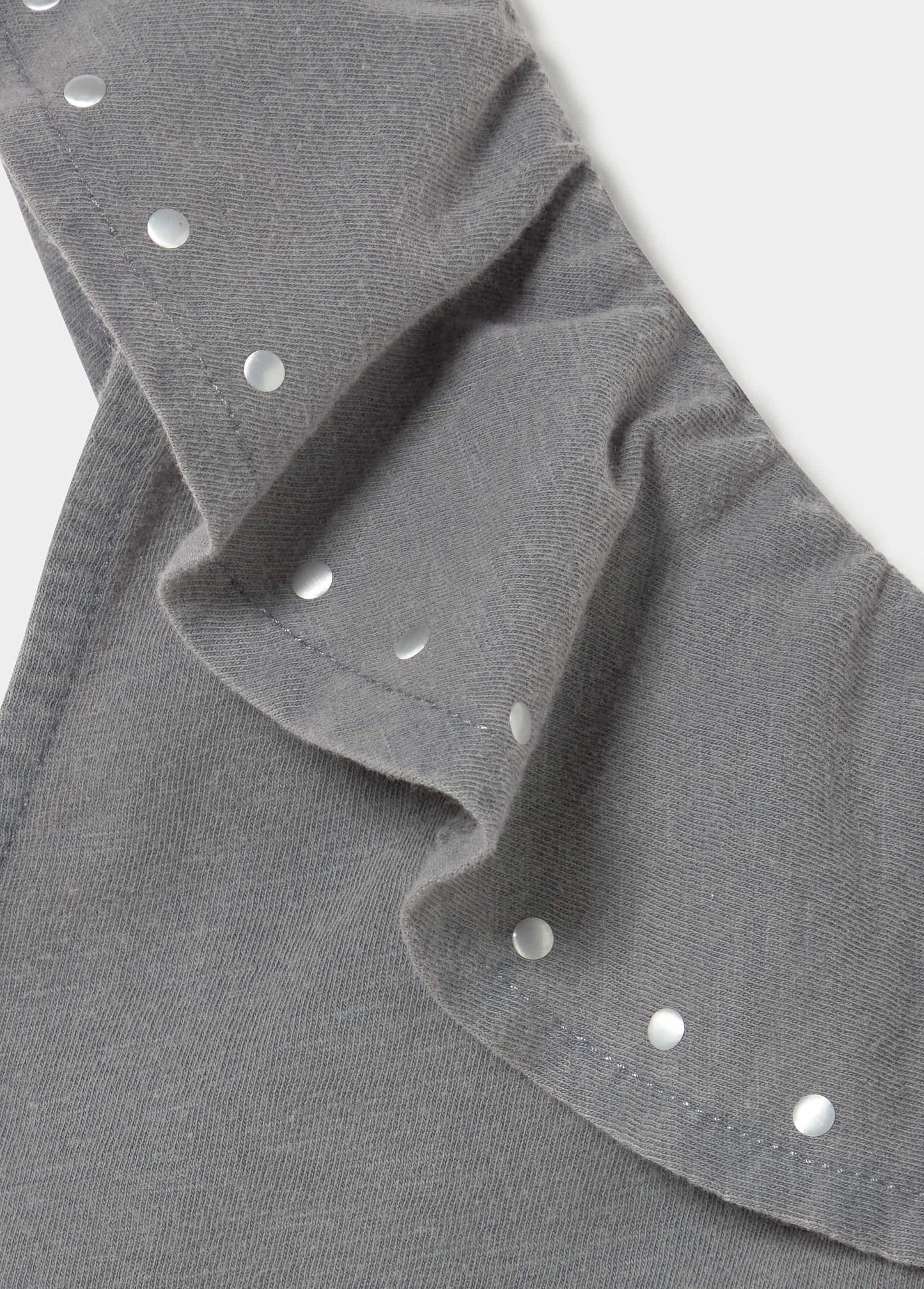 Camiseta asimétrica volantes tachas