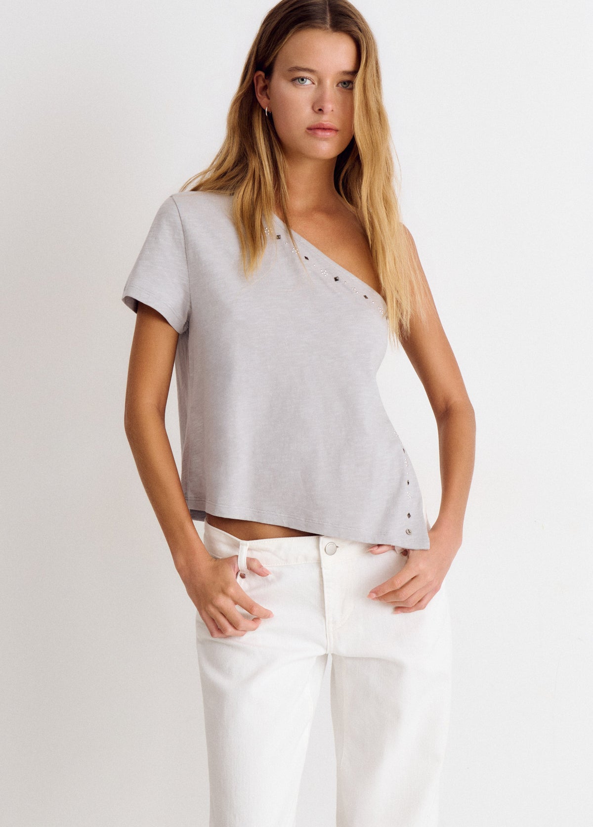 Camiseta asimetrica flor tacha