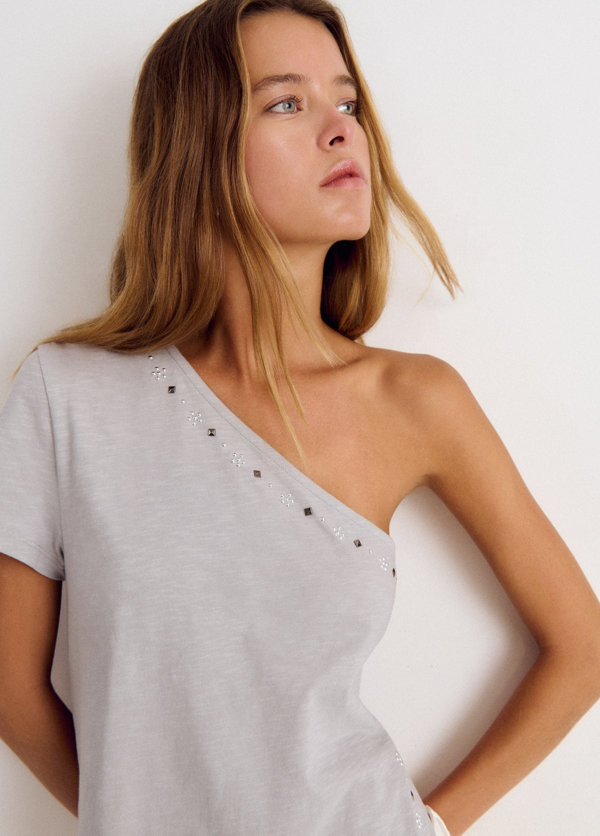 Camiseta asimetrica flor tacha