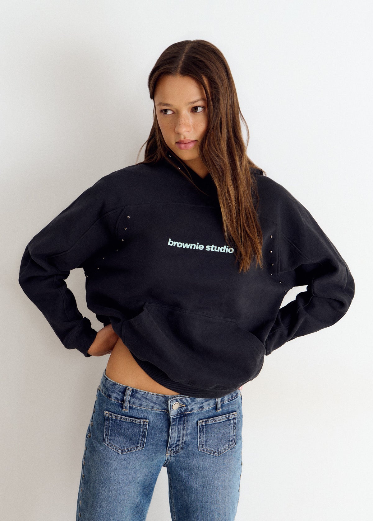 Sudadera capucha tachas