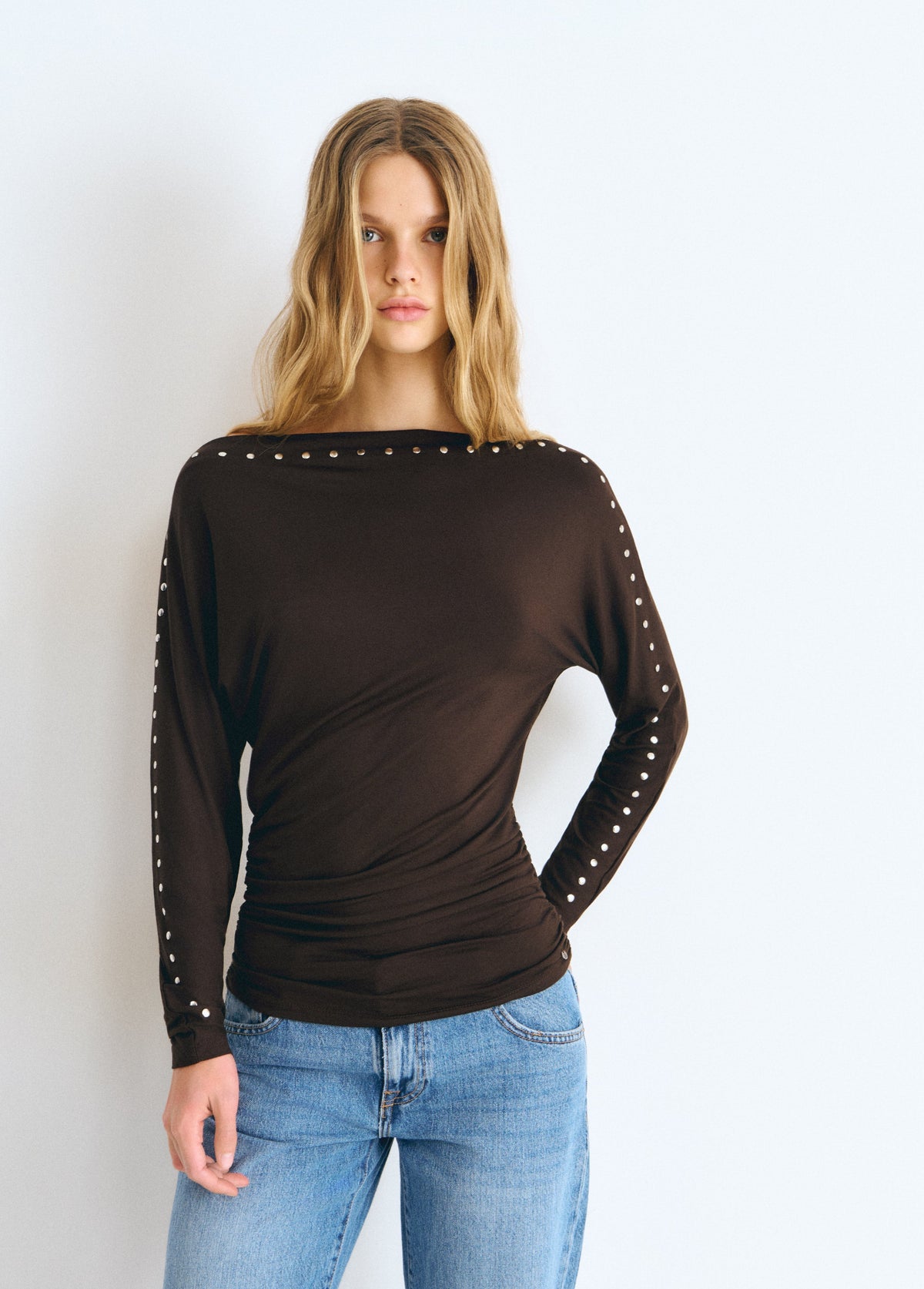 Camiseta cuello barco tachas