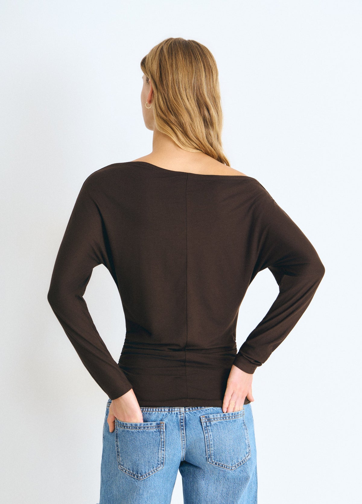 Camiseta cuello barco tachas