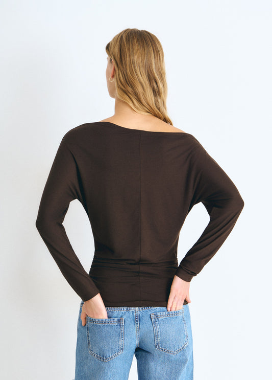Camiseta cuello barco tachas