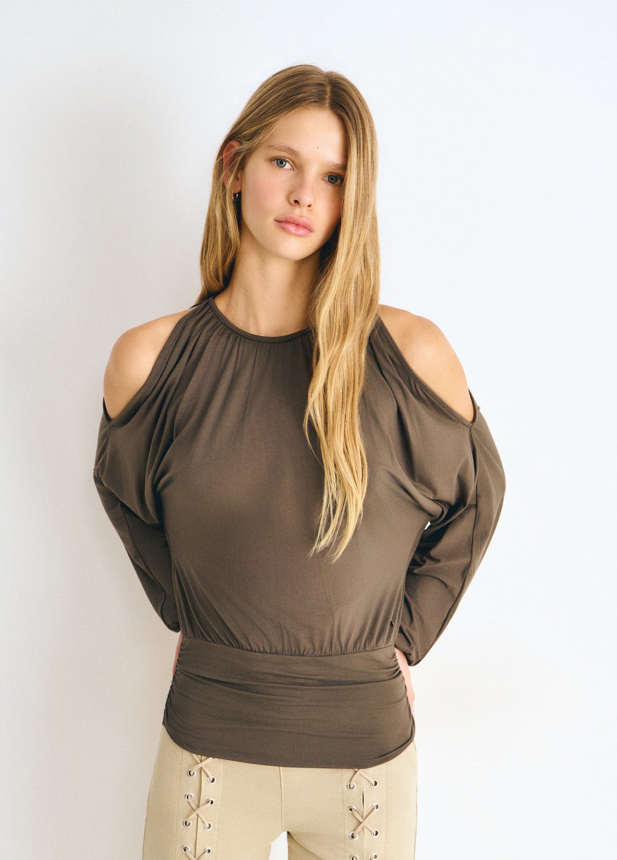 Camiseta viscosa frunce bajo
