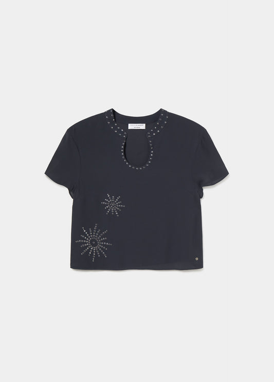 Blusa manga corta detalle tachas