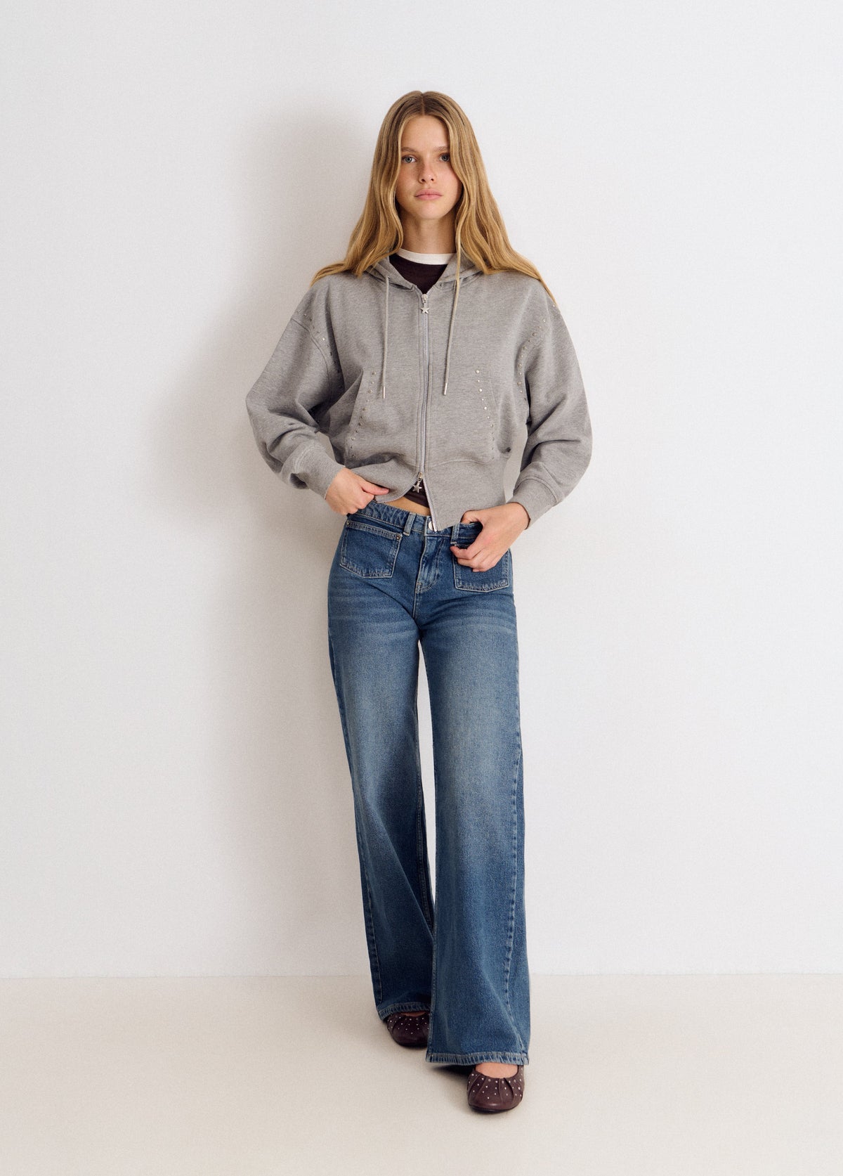 Jeans bolsillo frontal bordado