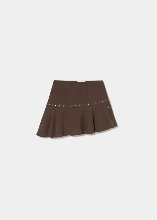 Falda corta bajo asimétrico tachas