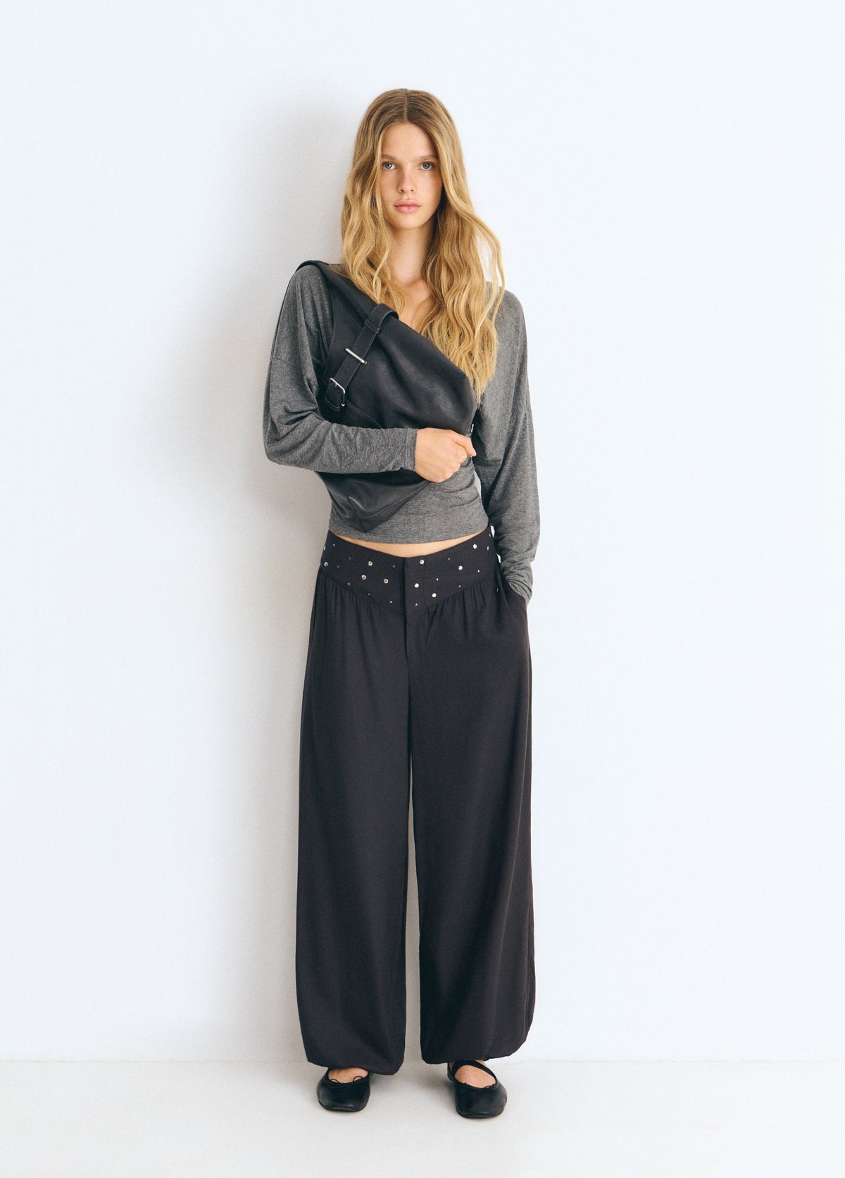 Pantalón bombacho cintura tachas