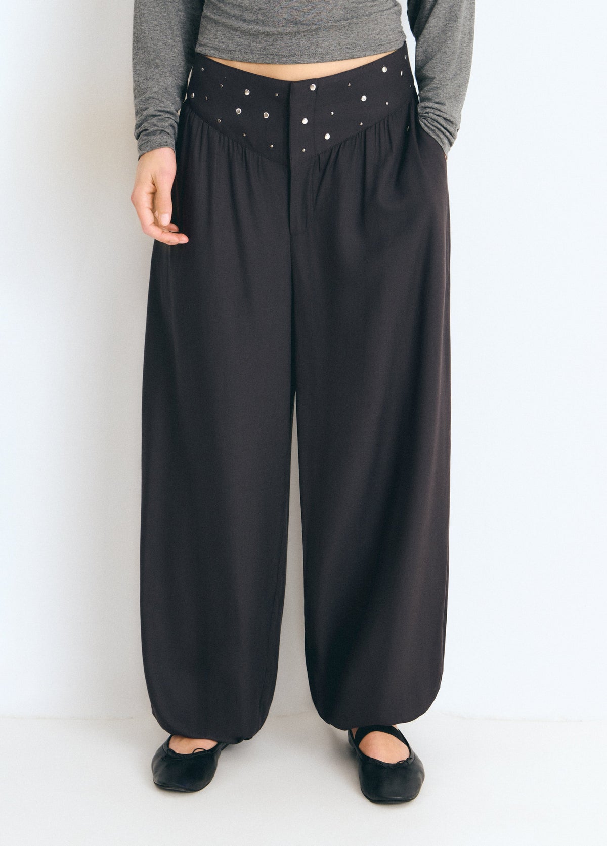 Pantalón bombacho cintura tachas