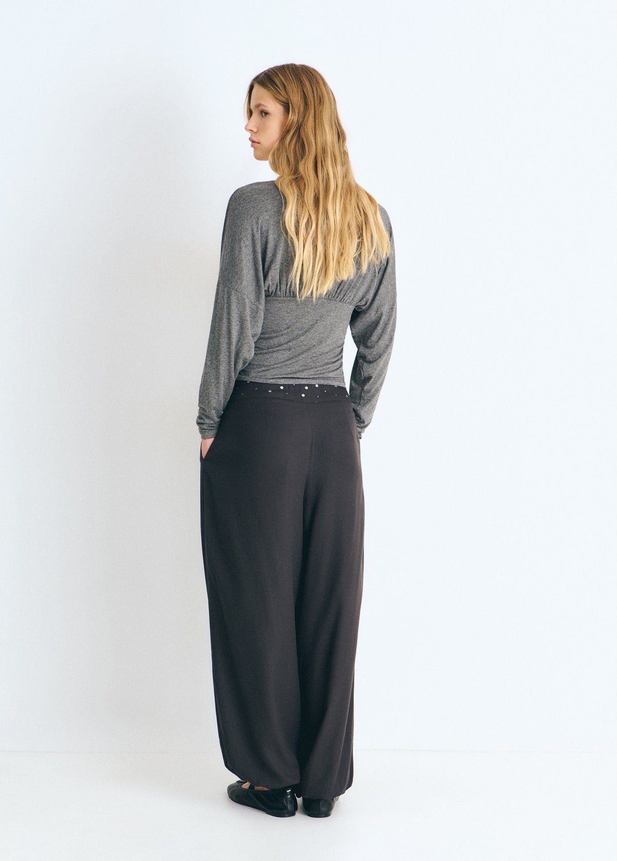 Pantalón bombacho cintura tachas