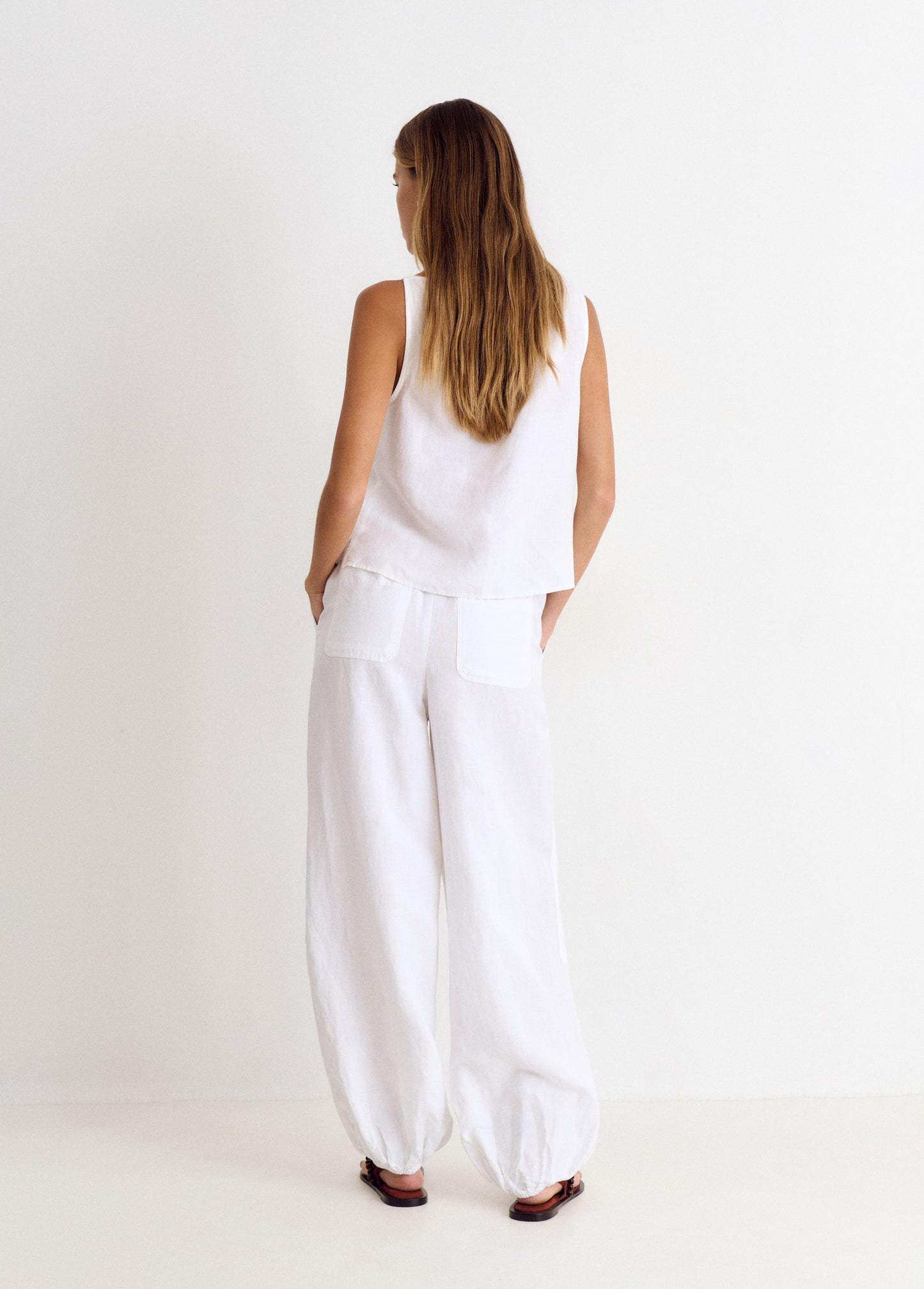 Pantalón bombacho lino detalle tachas
