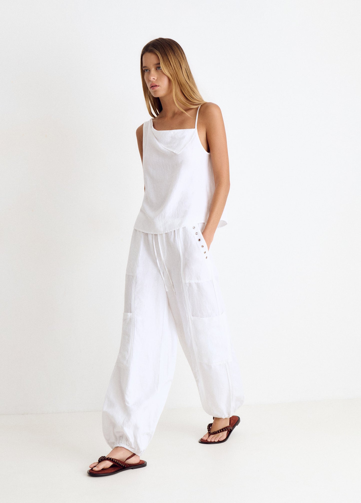 Pantalón bombacho lino detalle tachas