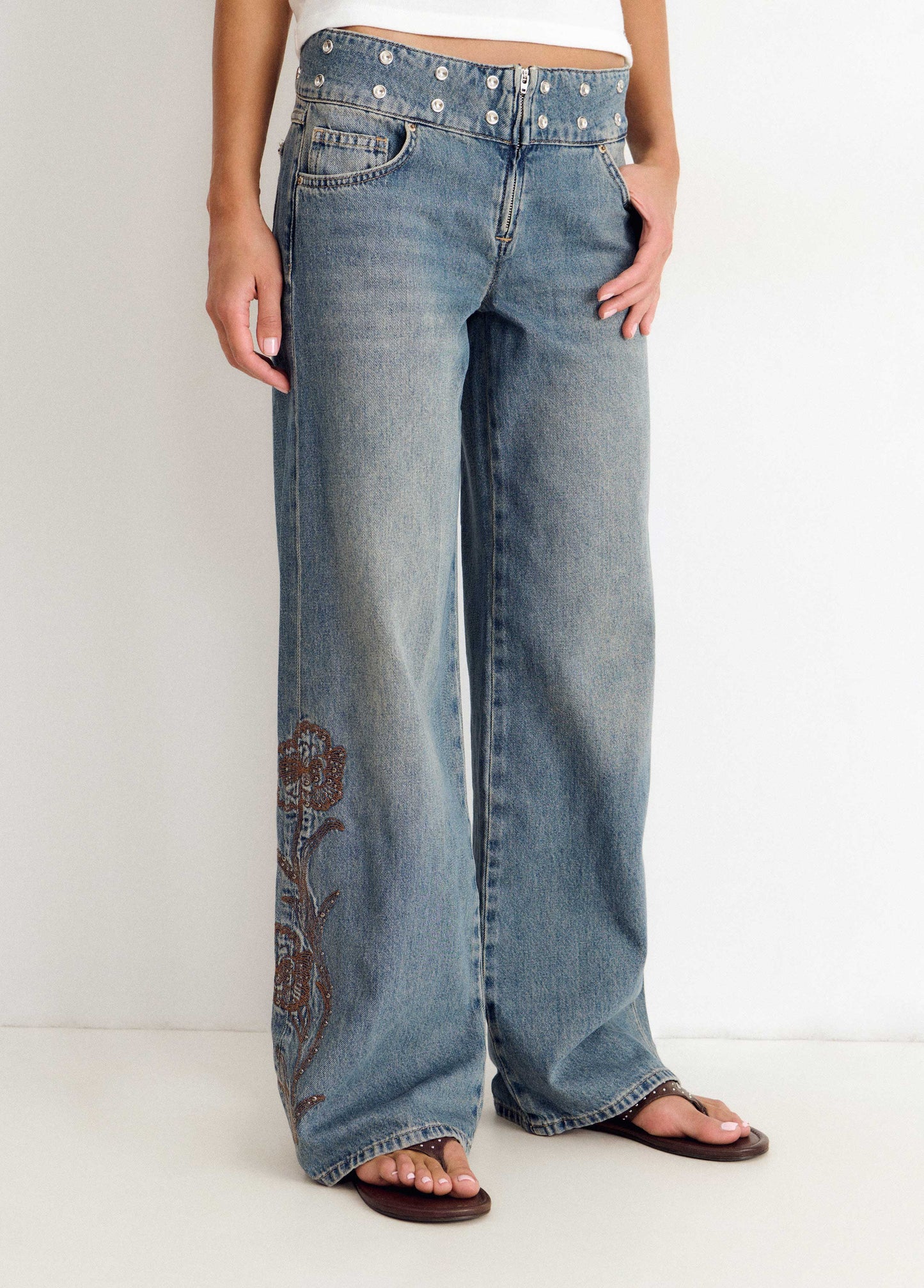 Jeans cinturilla tachas y bordado