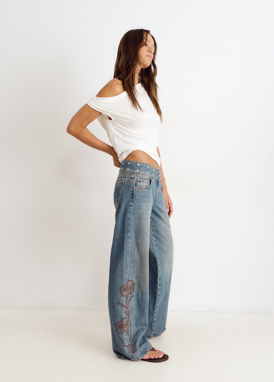 Jeans cinturilla tachas y bordado