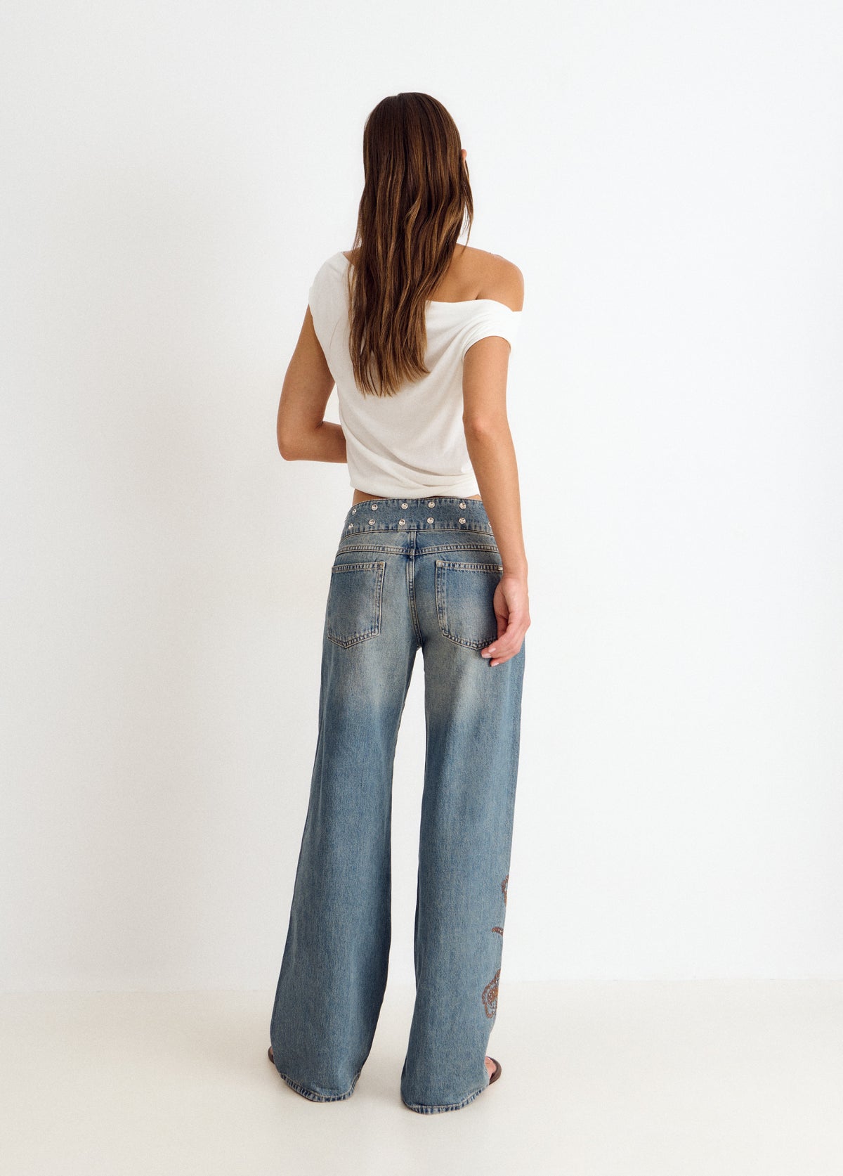 Jeans cinturilla tachas y bordado