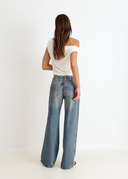 Jeans cinturilla tachas y bordado