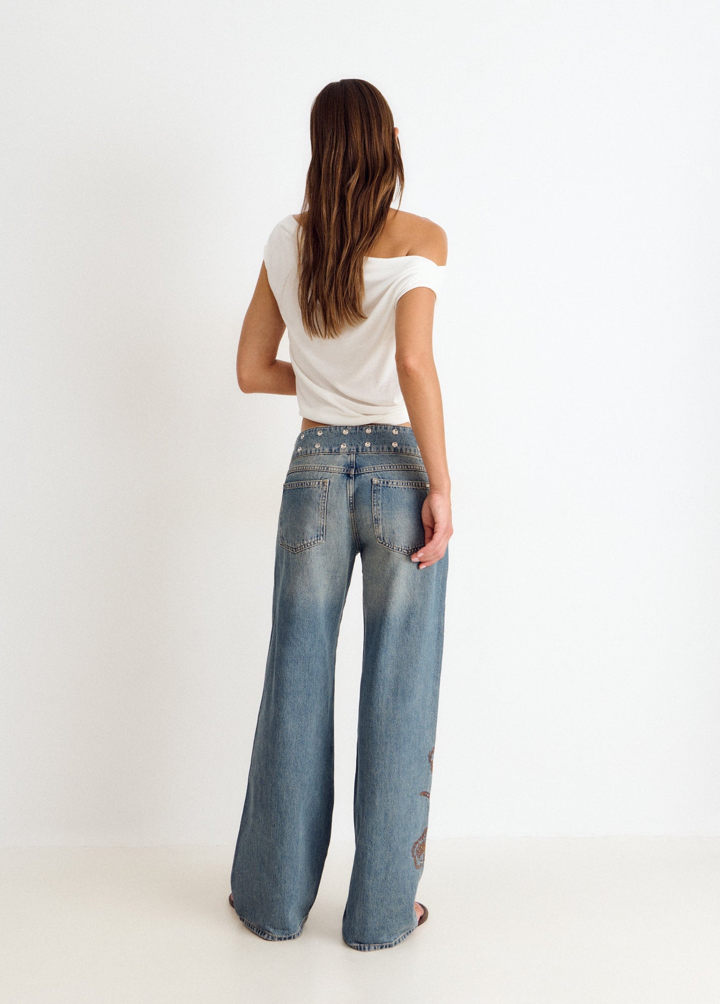Jeans cinturilla tachas y bordado