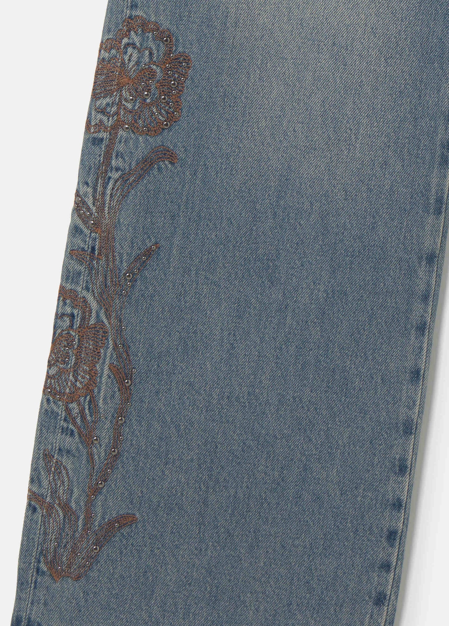 Jeans cinturilla tachas y bordado
