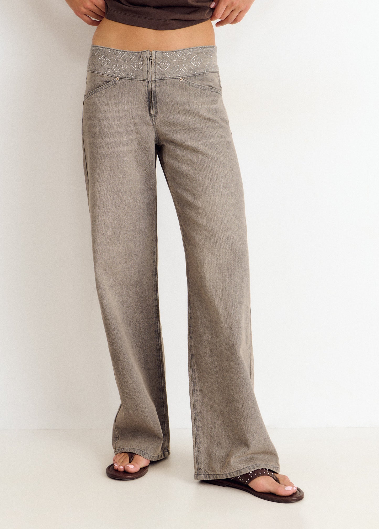 Jeans cinturilla ancha tachas